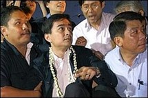 Le parti d'Abhisit Vejjajiva (centre)