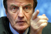 Suisse et minarets: "une expression d'intolérance", selon Bernard Kouchner