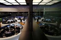 Actions et dollar baissent, doutes sur l'inflation et la fiscalité US Actions et dollar baissent, doutes sur l'inflation et la fiscalité US