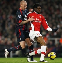 Le défenseur de Bolton Gretar Rafn Steinsson et le milieu d'Arsenal Abou Diaby