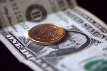 L'euro tombe à un nouveau plus bas depuis mai 2009 face au dollar L'euro tombe à un nouveau plus bas depuis mai 2009 face au dollar