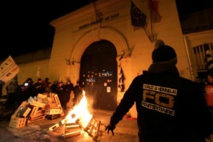 Des gardiens en colère bloquent les prisons françaises