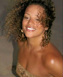 L'explosive Mariana Ramos, chanteuse citoyenne du monde venue du Cap Vert L'explosive Mariana Ramos, chanteuse citoyenne du monde venue du Cap Vert