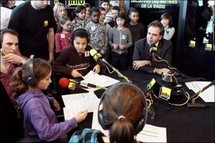 Des écoliers interviewent Luc Chatel à "l'Atelier Radio de France Info"