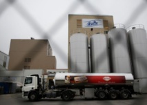 Des producteurs de lait devant l'usine Lactalis de Craon Des producteurs de lait devant l'usine Lactalis de Craon