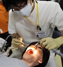 Japon: un nouveau robot souffre-douleur pour apprentis dentistes