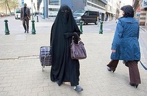 Imposer le voile intégral sera puni d'un an de prison Imposer le voile intégral sera puni d'un an de prison