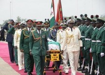 Le cercueil du président Umaru Yar'Adua Le cercueil du président Umaru Yar'Adua