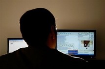 Une mère fait arrêter un homme qui dialoguait avec sa fille sur internet