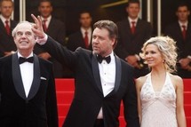 Frédéric Mitterrand, Russell Crowe et son épouse Danielle Spencer Frédéric Mitterrand, Russell Crowe et son épouse Danielle Spencer