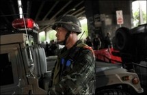 Bangkok: l'armée sort ses snipers, un chef militaire des Chemises rouges blessés Bangkok: l'armée sort ses snipers, un chef militaire des Chemises rouges blessés