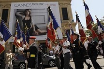 Polémique "Hors-la-loi": plus d'un millier de manifestants à Cannes Polémique "Hors-la-loi": plus d'un millier de manifestants à Cannes