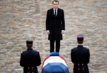 La France remportera la bataille contre l'islamisme "avec calme", dit Macron
