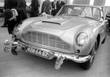 A vendre: voiture de James Bond avec mitrailleuse et épandeur de clous A vendre: voiture de James Bond avec mitrailleuse et épandeur de clous