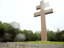 Fillon se recueille sur la tombe du Général de Gaulle à Colombey Fillon se recueille sur la tombe du Général de Gaulle à Colombey