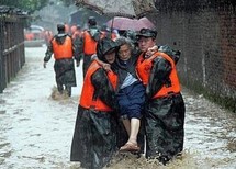 Chine/inondations: 199 morts, 12.000 personnes menacées par la rupture d'une digue Chine/inondations: 199 morts, 12.000 personnes menacées par la rupture d'une digue