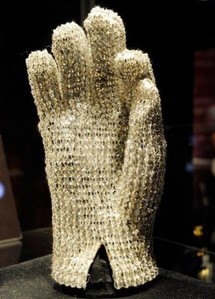 Un gant de Michael Jackson vendu 192.000 dollars aux enchères à Las Vegas
