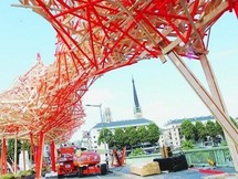 L'artiste belge Arne Quinze transforme un pont de Rouen en mikado aérien