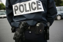 Lyon: la police inflige une contravention à une fillette qui urine sous un arbre Lyon: la police inflige une contravention à une fillette qui urine sous un arbre