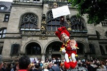 Love Parade meurtrière: manifestants en colère devant la mairie de Duisbourg