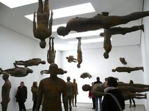Les statues humaines d'Antony Gormley à l'assaut des alpes autrichiennes Les statues humaines d'Antony Gormley à l'assaut des alpes autrichiennes
