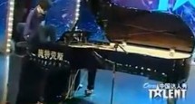 Chine: un pianiste manchot jouant avec les orteils star de la TV et du Net Chine: un pianiste manchot jouant avec les orteils star de la TV et du Net