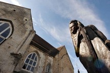 Polémique autour d'une statue de Johnny Hallyday à Verneuil-sur-Avre Polémique autour d'une statue de Johnny Hallyday à Verneuil-sur-Avre