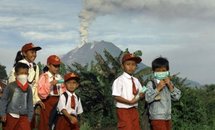 Indonésie: des milliers de réfugiés fuient une éruption du volcan Sinabung Indonésie: des milliers de réfugiés fuient une éruption du volcan Sinabung