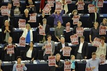 Roms: le Parlement européen demande à Paris de "suspendre" les expulsions Roms: le Parlement européen demande à Paris de "suspendre" les expulsions