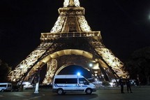 France : évacuation de la Tour Eiffel à la suite d'une alerte à la bombe