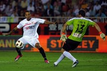 Luis Fabiano face au gardien de Santander Tono Rodriguez Luis Fabiano face au gardien de Santander Tono Rodriguez
