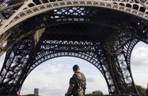 France: alerte à la bombe levée à la Tour Eiffel, réouverture au public