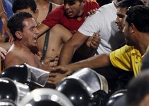 Egypte: 10 policiers blessés, 11 supporteurs tunisiens arrêtés après un match Egypte: 10 policiers blessés, 11 supporteurs tunisiens arrêtés après un match