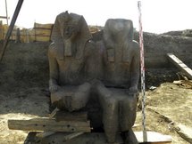 Egypte: une partie d'une statue du pharaon Amenhotep III découverte à Louxor Egypte: une partie d'une statue du pharaon Amenhotep III découverte à Louxor