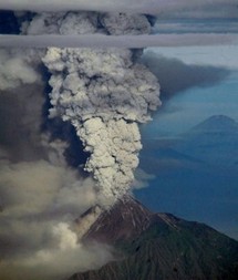 Nouvelle éruption du volcan Merapi: plus de 50 morts et des scènes de panique Nouvelle éruption du volcan Merapi: plus de 50 morts et des scènes de panique