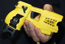 Un homme décède après deux tirs de pistolet à impulsion électrique lors d'une intervention policière Un homme décède après deux tirs de pistolet à impulsion électrique lors d'une intervention policière
