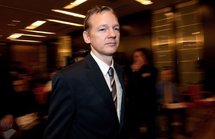 Le fondateur de WikiLeaks à l'isolement mais les révélations continuent