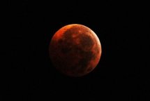 L'éclipse de Lune émerveille les chanceux dans l'hémisphère nord L'éclipse de Lune émerveille les chanceux dans l'hémisphère nord