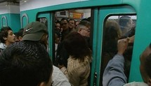 Une octogénaire gravement blessée à la tête après un vol à la tire dans le métro à Paris Une octogénaire gravement blessée à la tête après un vol à la tire dans le métro à Paris