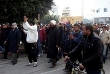 Tunis: violents affrontements la nuit en banlieue malgré le couvre-feu