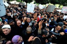 Un millier de manifestants hostiles au gouvernement défilent à Tunis