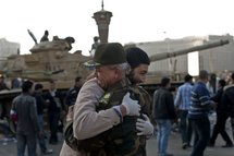 Egypte: l'armée commence à enlever les barricades de la place Tahrir, au premier jour sans Moubarak