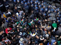 Algérie: les manifestants forcent le cordon d'Alger mais se retrouvent bloqués