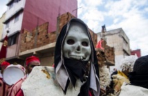 Maroc: au festival de Boujloud, peaux de moutons et masques pour se faire entendre Maroc: au festival de Boujloud, peaux de moutons et masques pour se faire entendre