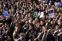 Algérie/opposition: quelques 200 manifestants dans le centre d'Alger