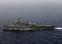 Deux navires de guerre américains, dont le USS Kearsarge, dans le canal de Suez