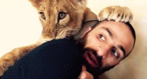 France: le selfie avec un lionceau, une tendance qui se développe