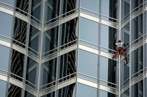 Dubaï: ascension de la plus haute tour du monde par le Spiderman français Dubaï: ascension de la plus haute tour du monde par le Spiderman français