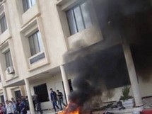Incidents à l'Université de Bejaia: les étudiants en grève mettent le feu au bâtiment abritant l'administration du rectorat Incidents à l'Université de Bejaia: les étudiants en grève mettent le feu au bâtiment abritant l'administration du rectorat