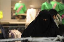 France: une femme en niqab défie la loi d'interdiction du voile intégral France: une femme en niqab défie la loi d'interdiction du voile intégral